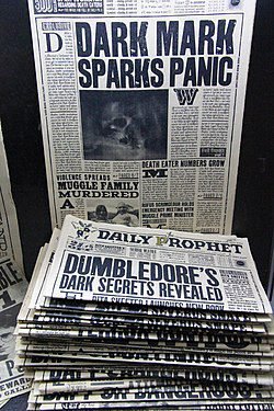Jornal "Profeta Diário" da saga Harry Potter, mostrando a notícia da Marca Negra.