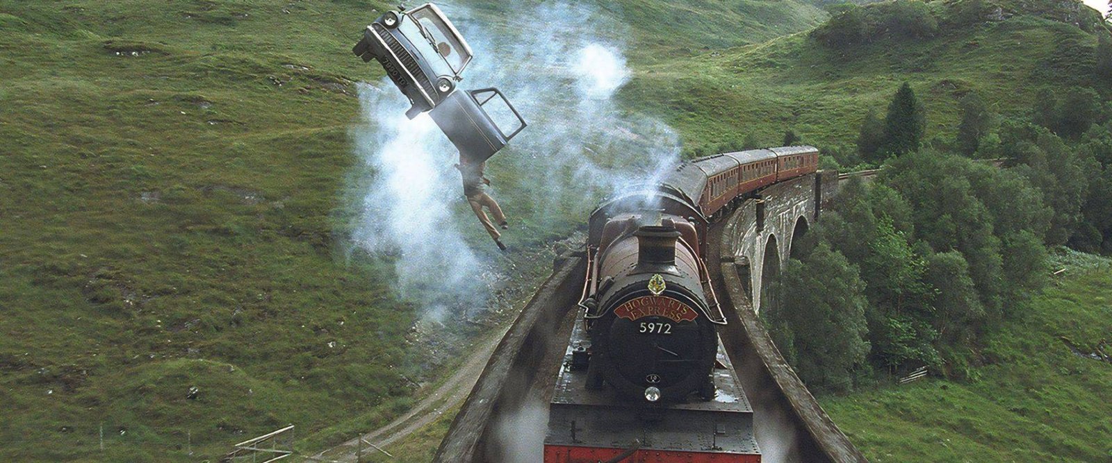 Cena do Carro voando ao lado do expresso de Hogwarts no filme Harry Potter e a Câmara Secreta.